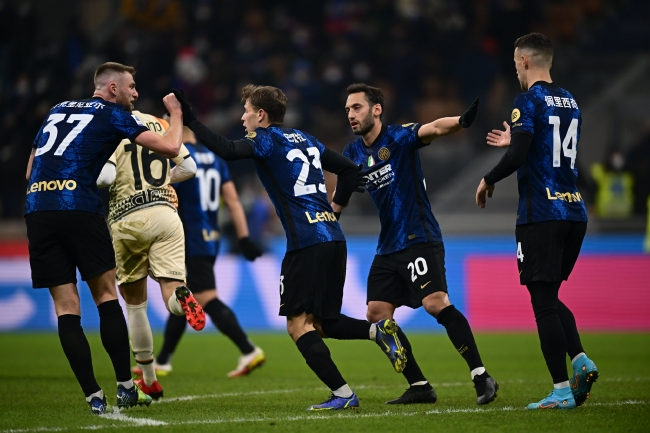 谁能接班？TA：巴萨目标签新前锋接替莱万，小蜘蛛、凯恩等人在列（TA：巴萨物色莱万接班人，阿尔瓦雷斯、凯恩等前锋进入候选名单）