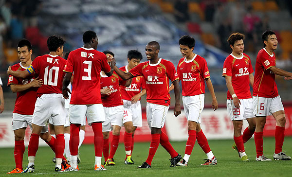 拼劲十足，多库17岁时曾与孔帕尼进行一对一单挑（17岁多库斗志十足，曾与孔帕尼上演一对一对决）