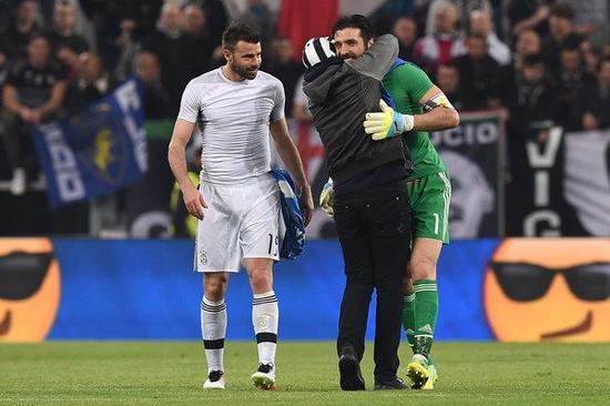 记者：徐彬可能外租葡萄牙，会考虑个人意愿；12月初回国集训