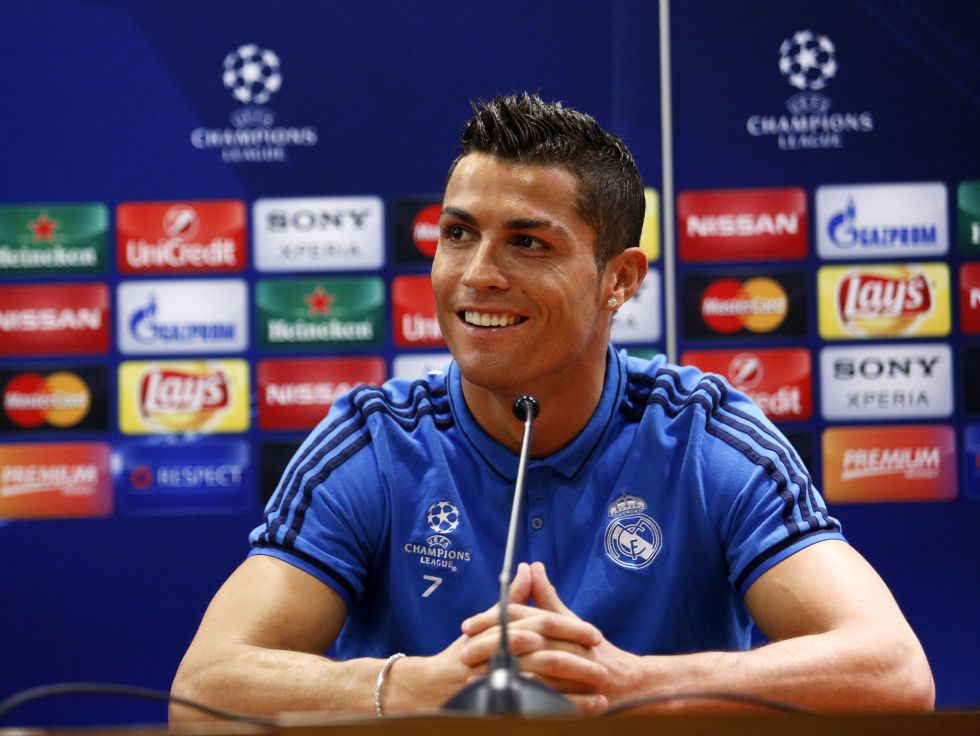 米利亚倒地后被布坎南用球近距离轰了一脚，骂布坎南后遭直红（米利亚倒地遭布坎南近距离砸球，口出恶言后直接染红）