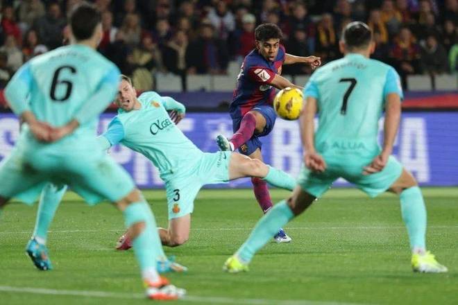 足球不会同情任何人（足球从不怜悯任何人）