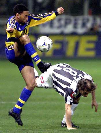 梅开二度助那不勒斯战胜尤文，霍伊伦当选全场最佳球员（梅开二度助那不勒斯击败尤文，霍伊伦荣膺全场最佳）